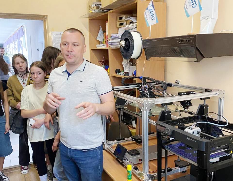 Абітурієнти спостерігають роботою 3D-принтера